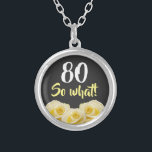 80 so, was Funny Yellow Rose Floral 80. Geburtstag Versilberte Kette<br><div class="desc">80 so,  was Funny Yellow Rose Blume Floral 80. Geburtstag Nekklace. Schöne gelbe Rosen. Ein kurioses und inspirierendes Zitat 80 so was - großartig für eine Person mit einem Sinn für Spaß. Der Text ist in den Farben weiß und gelb. Gib dein Alter hinzu.</div>