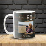 80 so Was Rustikales Holz Funny 80. Geburtstag Fot Kaffeetasse<br><div class="desc">80 so was Rustikales Holz Funny 80. Geburtstag Foto Tasse. Es kommt mit einem inspirierenden Zitat Ich bin 80 So Was auf einem rustikalen dunklen Holz Textur Hintergrund und ist perfekt für eine Person mit einem Sinn für Spaß. Sie können das Alter ändern und es mit Ihrem Foto personalisieren.</div>