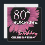 80. ÜBERRASCHUNG Geburtstag Rosa Sonnenblume 001 Einladung<br><div class="desc">Dieses farbenfrohe, rosa Sonnenblumendesign lädt die Leute zu einem überraschenden Geburtstagsfest ein. Der gesamte Text ist vollkommen anpassbar. Personalisieren Sie Ihre Geburtstagsdaten und Party-Details! Sie können mit verschiedenen Papiertypen experimentieren, indem Sie auf den Reiter "Einladungs-Optionen" oben rechts klicken. Diese Einladung ist derzeit auf einem eisgefliesten Metallpapier für einen besonderen Schimmer...</div>