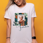 80 und fabelhafte Blume Muster Geburtstag Foto T-Shirt<br><div class="desc">Eleganter 80 und fabelhafte Blume Muster Geburtstag Foto T - Shirt. 80 und fabelhafte Texte in trendiger Schrift und einem eleganten und schönen Blume-Muster. Personalisieren Sie es mit Ihrem Namen und Foto,  und machen Sie personalisierten eleganten Blumengeburtstag T - Shirt für sie.</div>
