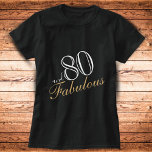 80 und Fabulous Elegant White Script Geburtstag T-Shirt<br><div class="desc">80 und Fabulous Elegant White Script Geburtstag T - Shirt. Elegantes Design mit trendigem Skript in weißen Farben. Der T - Shirt ist ein tolles Geschenk für eine Frau,  die ihren 80. Geburtstag feiert.</div>