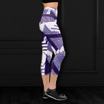 80er Cool Abstrakt | Lila Passionsformen Muster Capri Leggings<br><div class="desc">#abstractart Chic stilvolle moderne geometrische abstrakte Pop-Kunst in einer lustigen ultra-violetten lila Liebhaberpalette feiert die 1990er und 1980er Jahre mit total phantastischen Retro-Grafiken. Der zufällige Memphis-Stil der 80er und 90er Jahre beinhaltete nahtlose Zickzackmuster und Dreiecksformen in hellen Pastellfarben. Für andere Farben oder passende Produkte, besuchen Sie JustFharryn @ Zazzle.com oder...</div>