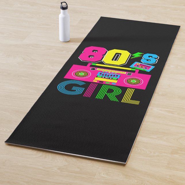 80er-Mädchen Yogamatte (A black yoga mat with a design that reads '80s Girl in bright, neon colors!)