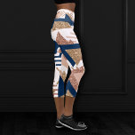 80er Trendy Abstrakt | Gold-Muster für Marine und  Capri Leggings<br><div class="desc">#abstractart Feminine und moderne moderne geometrische abstrakte Pop-Kunst in einer raffinierten marineblau, rot-rosa, und eine Kupfer-Rose Gold Imitate Metallic Glitzer Palette feiert die 1990er und 1980er Jahre mit völlig phantastischen Retro-Grafiken. Der zufällige Memphis-Stil der 80er und 90er Jahre beinhaltete nahtlose Zickzackmuster und Dreiecksformen in reichen Juwelentönen. Für andere Farben oder...</div>