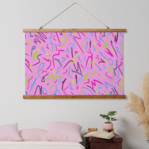 80er Vintage-Druck in Rosa Wandteppich Mit Holzrahmen