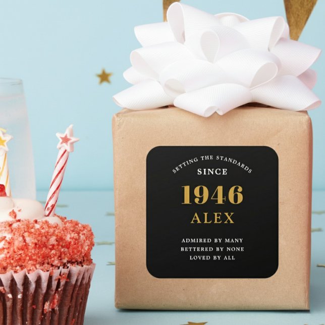 80th Birthday Name 1946 Black Gold Elegant Chic Quadratischer Aufkleber (Born 1946 sticker on a wrapped gift.)