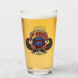 82. Im Flugzeug 16 oz Pint Glas