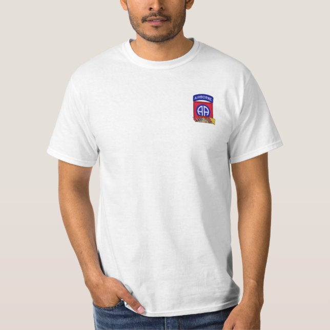 82. im Flugzeug Abteilung nam T-Shirt (Vorderseite)