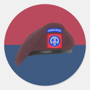 82. Im Flugzeug Division Iconic Beret Runder Aufkleber