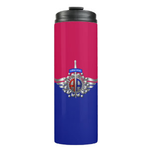 82. Im Flugzeug Division Silver Wings Thermosbecher