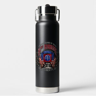 82. Im Flugzeug Fort Liberty Black 25 oz Flasche