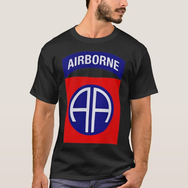 82. Im Flugzeug Grafik - 82. Im Flugzeug Division  T-Shirt (Vorderseite)