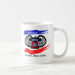 82. Im Flugzeug Kaffeetasse