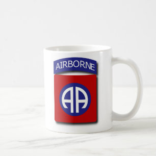 82. IM FLUGZEUG TASSE