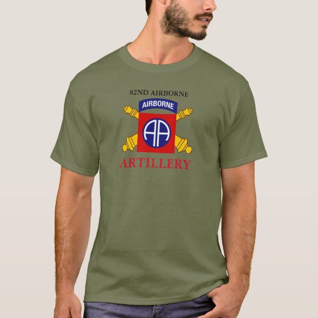 82ND IM FLUGZEUG KUNSTSTOFFE T-Shirt (Vorderseite)