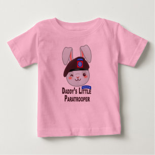 "82nd Im Flugzeug Little Paratrooper Bunny" Baby T-shirt