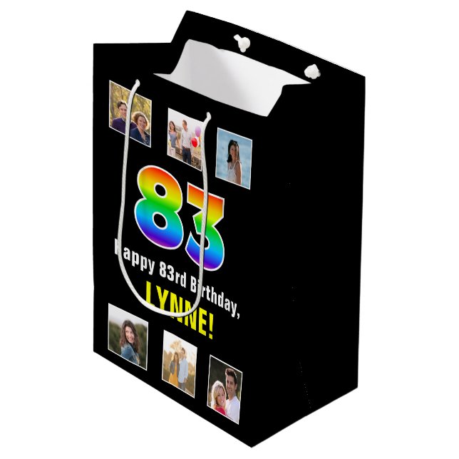 83. Geburtstag: Regenbogen "83", benutzerdefiniert Mittlere Geschenktüte (Vorderseite Schrägansicht)