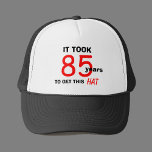 85. Geburtstag Gag Geschenkelhat für Männer Truckerkappe<br><div class="desc">Dieser Hut ist ein 85. Geburtstagsgeschenk für Männer. Die Worte "Es dauerte 85 Jahre,  diesen Hut zu bekommen" erscheinen auf dem Hut. Der Hut ist eine lustige Art,  zu sagen: "Happy 85. Geburtstag." Copyright Kathy Henis</div>