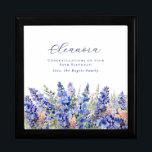 85. Geburtstag Juli Blume Erinnerungskiste<br><div class="desc">Elegante sommerliche Aquarellblau-Larkspur-Blume schaffen eine wunderschöne Blumengrenze am Ende dieser Geschenkboxen der Birth Blume Juli. Larkspur- oder Delphinium-Blume sind die Blume der Geburt im Juli. Eine trendige Schriftart-Kombination verleiht ihm eine moderne Ästhetik. Der gesamte Text ist bearbeitbar.</div>