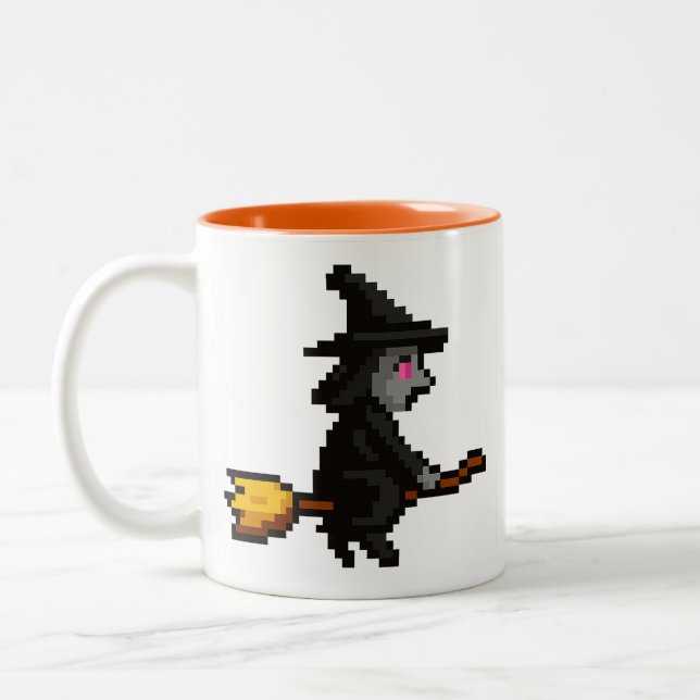 8-Bit Retro-Hexe Zweifarbige Tasse (Links)