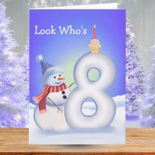 8. Geburtstag Schneemann mit einer schneebedeckten Karte