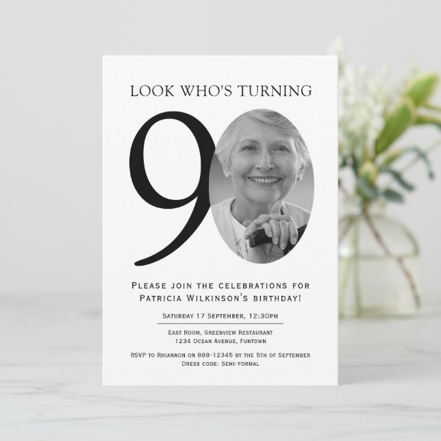 90. Elegantes Schwarz-Weiß-Foto Geburtstag Einladung (Stehend Vorderseite)