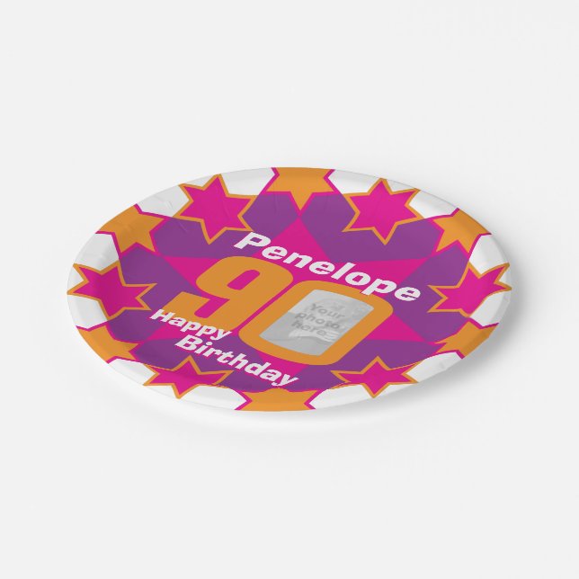 90. Geburtstag Foto Name rosa Sternenschild Pappteller (Schrägansicht)