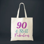 90. Geburtstag noch fabelhaft Tragetasche<br><div class="desc">Feiern Sie einen Meilenstein Geburtstag mit dieser niedlichen Geschenkidee aus dem 90. Jubiläum,  die perfekt für die Frau ist,  die 90 Jahre alt ist und immer noch fabelhaft ist!</div>