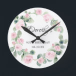 90. Geburtstag Rosa Rose Bläserblume Eukalyptus Wr Runde Wanduhr<br><div class="desc">Ein Geschenk oder Sake für einen 90. Geburtstag. Rosa Rosen sind in grünen Eukalyptus-Blätter eingebettet. Der Name ist in wunderschöner Kalligrafie mit 100. Geburtstag und Datum unten geschrieben.</div>