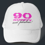 90. Geburtstagshut| 90 und fabelhaft! Truckerkappe<br><div class="desc">Rosa 90. Geburtstagshut| 90 und fabelhaft! Personalisierbare Altersnummer Niedliche Geschenkidee für Frauen am neunzigsten Tag: Mutter,  Großmutter,  Schwester usw.</div>