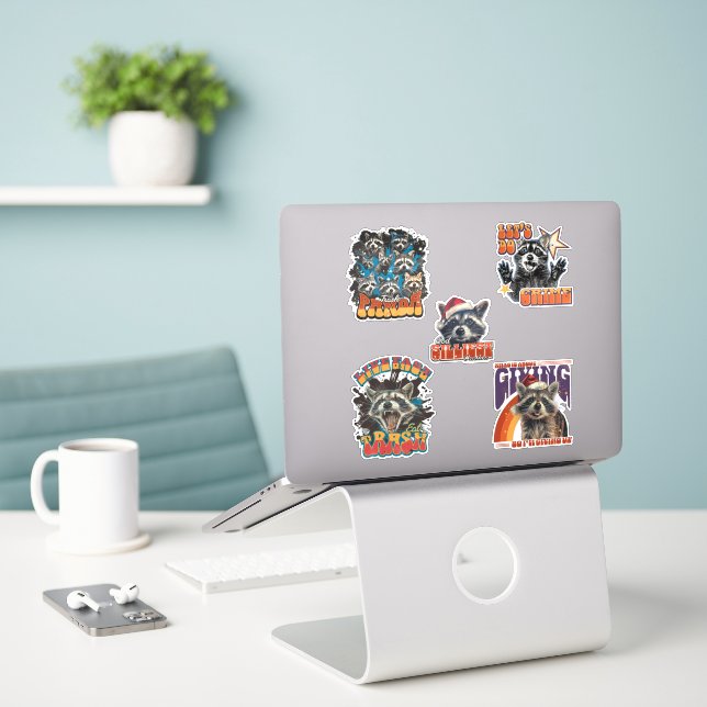 90er Bootleg Wilde Waschbär Sticker Pack 1 (Laptop auf Schreibtisch)