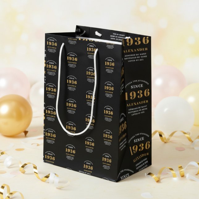90th Birthday 1936 Black Gold Chic Elegant Mittlere Geschenktüte (Born 1936 birthday gift bag. Background out of focus.)