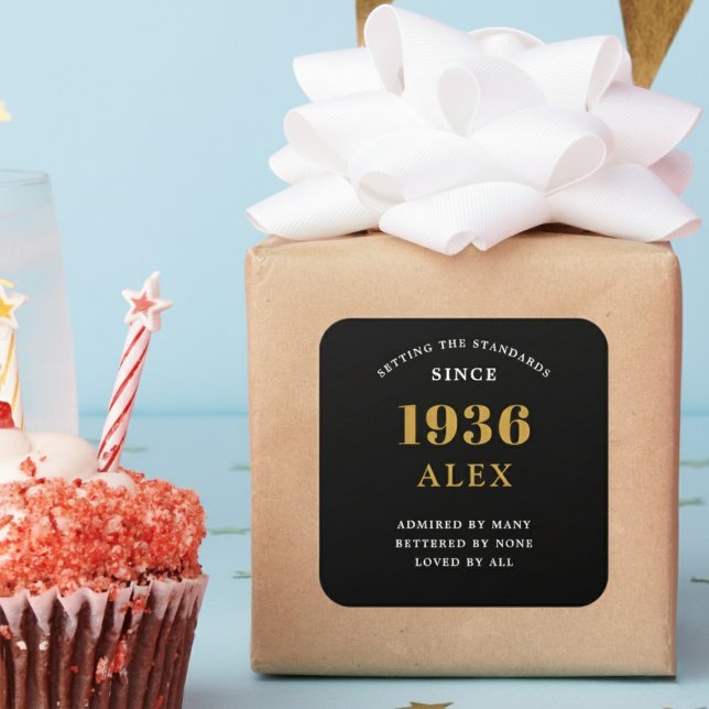 90th Birthday Name 1936 Black Gold Elegant Chic Quadratischer Aufkleber (Born 1936 sticker on a wrapped gift.)