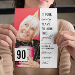 90th Chic Foto 90th Birthday Party Einladung<br><div class="desc">Feiern Sie stilvoll mit diesen modernen Einladungen zum 90. Geburtstag mit einem schicken,  weißen Hintergrund,  einem Foto des Geburtstagsjungen/-mädchens,  dem lustigen Sprichwort "es hat neunzig Jahre gedauert,  so gut auszusehen!" und einer einfachen Textvorlage,  die leicht zu personalisieren ist.</div>