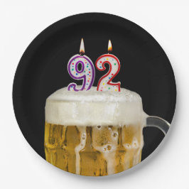 92. Geburtstagsbier auf schwarzem Papierplatten Pappteller