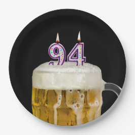 94. Geburtstagsbier auf schwarzer Papierplatte Pappteller