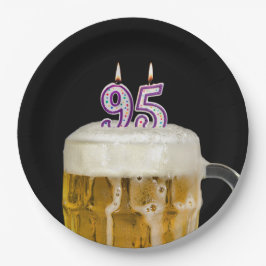 95. Geburtstagsbier auf schwarzer Papierplatte Pappteller