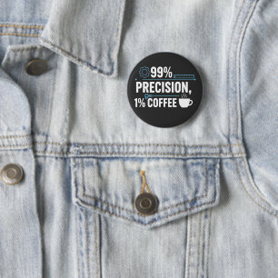 99% Präzision 1% Kaffee Lustiger Qualitätsingenieu Button