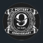 9. Hochzeitstorte Große Wanduhr<br><div class="desc">Ihr neunter Hochzeitstag hat das traditionelle Geschenk ist Töpferei. Dieses Wappen Design ist ein romantisches Design für Paare, die 9 Jahre Ehe feiern. Wenn Sie Hilfe bei der Anpassung dieses Designs möchten, kontaktieren Sie mich bitte, deren ist ein frag dieser Designer-Schaltfläche, direkt unter diesem Text.</div>