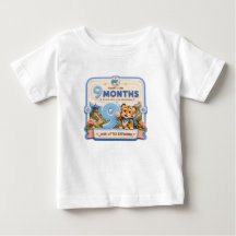 9 Monate Baby-Meilenstein Kleiner Entdecker