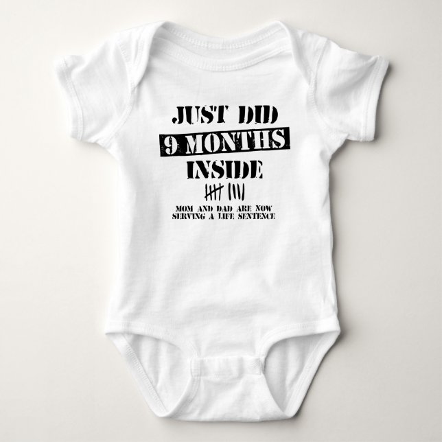 9 Monate drinnen Baby Strampler (Vorderseite)