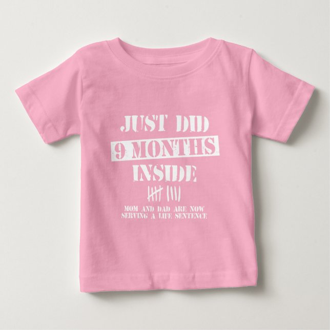 9 Monate drinnen Baby T-shirt (Vorderseite)
