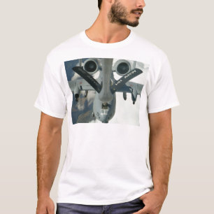 A-10, das durch KC-135 wieder getankt wird T-Shirt
