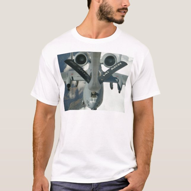 A-10, das durch KC-135 wieder getankt wird T-Shirt (Vorderseite)