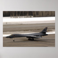 A B-1B Lancer führt eine Touch aus und geht los