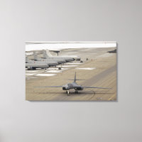 A B-1B Lancer kommt in der Einsatzbasis der Eielso