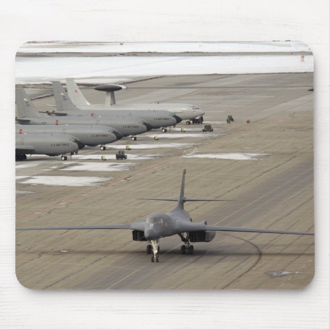 A B-1B Lancer kommt in der Einsatzbasis der Eielso Mousepad (Vorne)