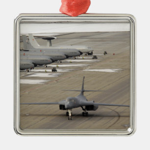 A B-1B Lancer kommt in der Einsatzbasis der Eielso Silbernes Ornament