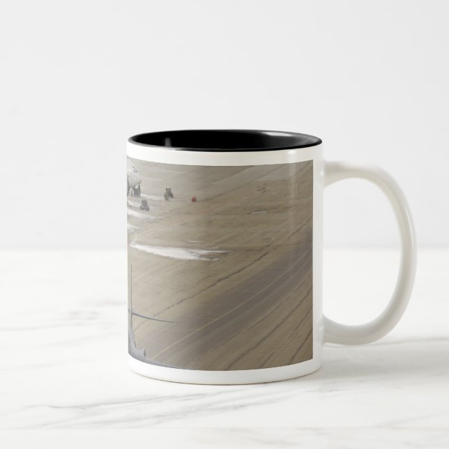 A B-1B Lancer kommt in der Einsatzbasis der Eielso Zweifarbige Tasse (Rechts)