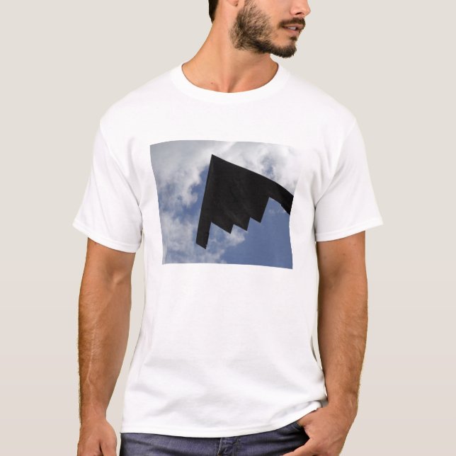 A B-2-Geist im Flug T-Shirt (Vorderseite)